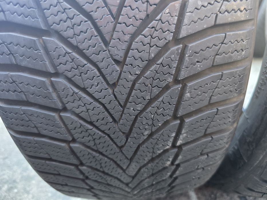 Anvelope iarna 215 45 18