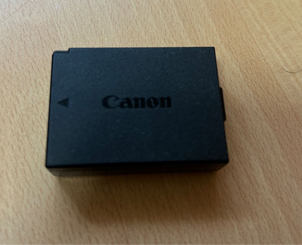 ПРОДАВАМ* Фотоапарат CANON EOS 4000D- пълен комплект+ ПОДАРЪК чанта