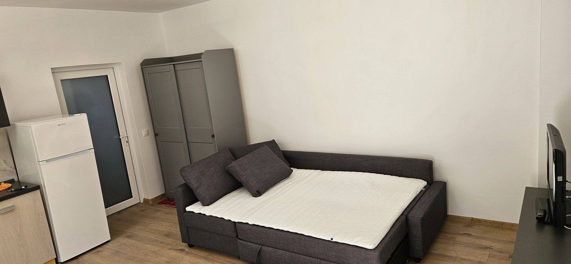 Inchiriez garsoniera la casă utilități incluse