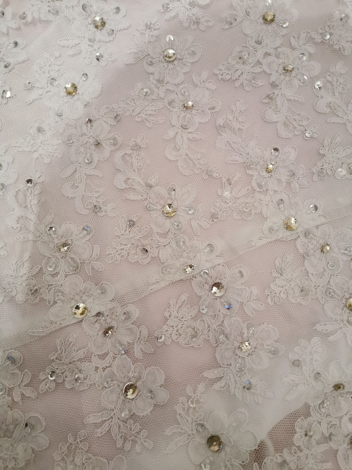 Rochie de mireasa dantela cu cristale swarovski cusute manual
