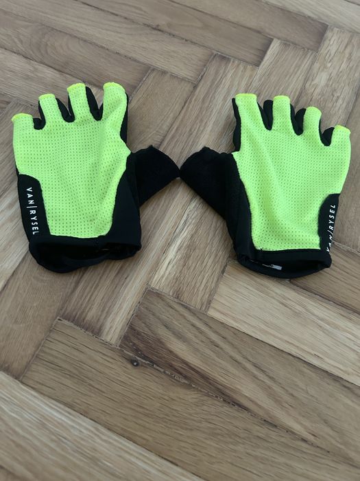 Vând echipament de ciclism pt copii,casca si mănuși,stare impecabila.