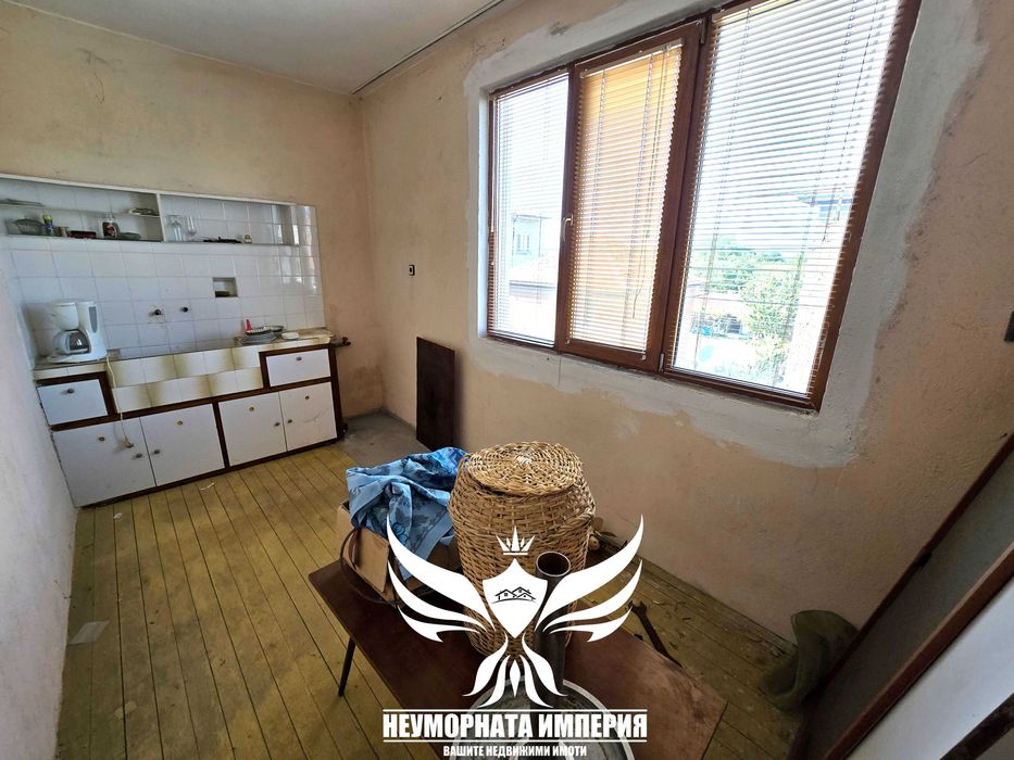 Продавам тристаен с гараж, партерни стаи и 219кв. двор в гр.Асеновград