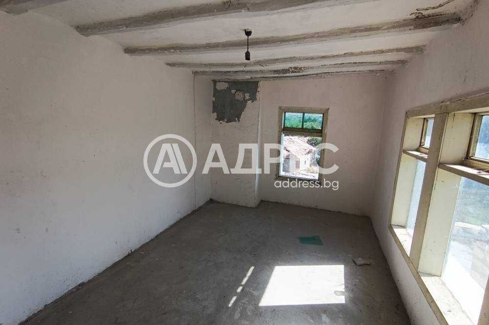 Продава се Къща в с. Каменар, Област Разград - 255 кв.м за 90 €/кв.м - Снимка #3