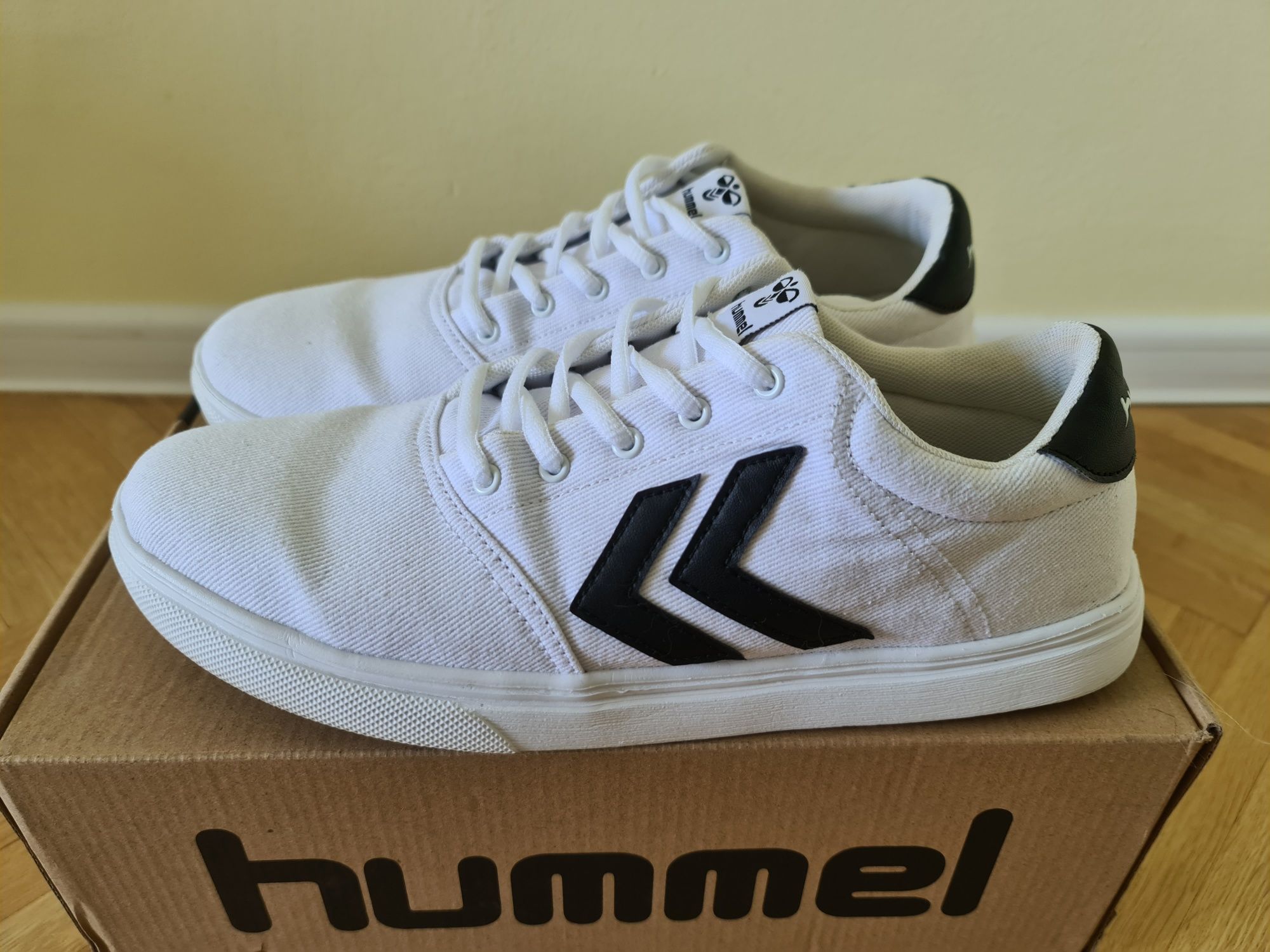 Бели спортни обувки / кецове Hummel Essen 43 номер