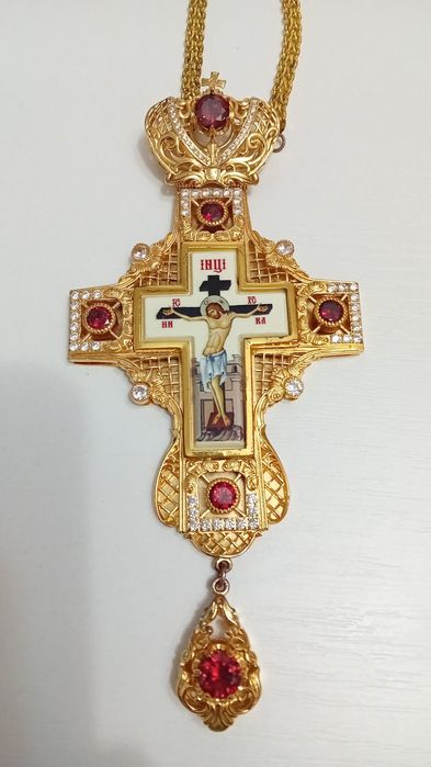 Vand cruce pectorala  folosita dar in stare buna. Incrustata cu pietre