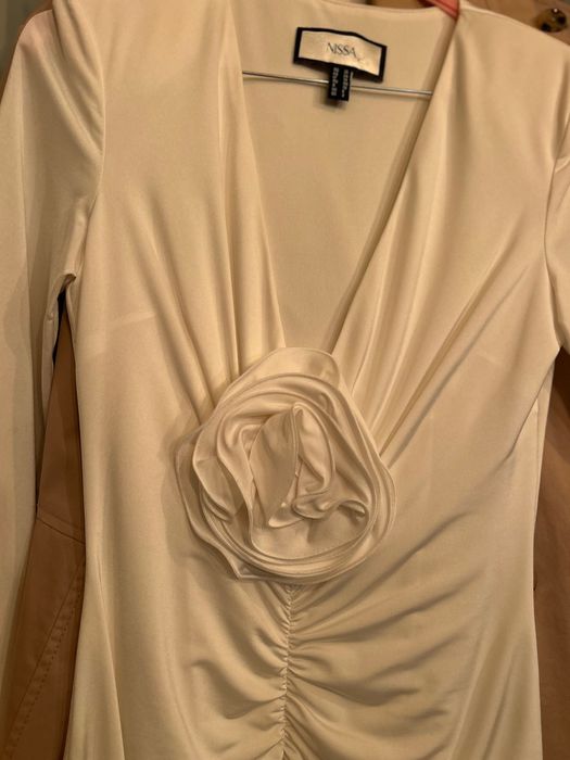 Rochie Nissa - albã, elasticã, cu trenã - mãsura 36