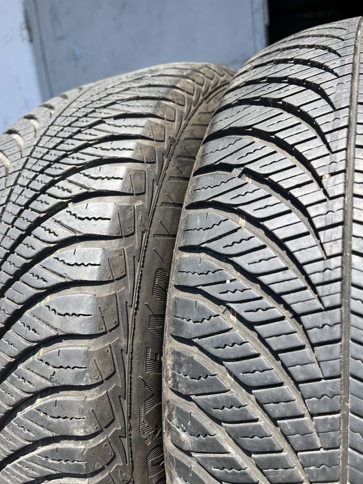 2 бр. летни гуми 215/55/17 GoodYear 6,5 mm DOT 2220