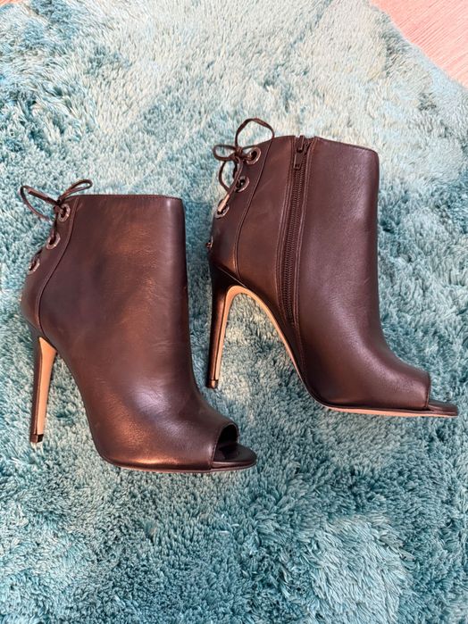 Botine decupate piele naturală marimea 36 Guess