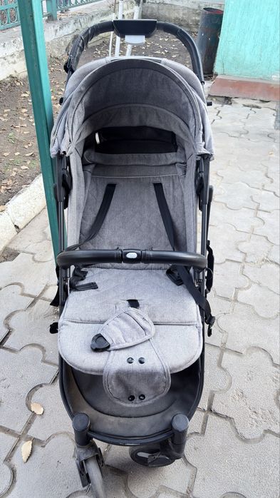 Коляска прогулочная серого цвета….