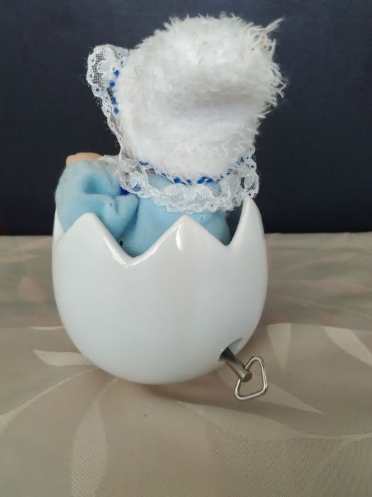 Музикална порцеланова кукла