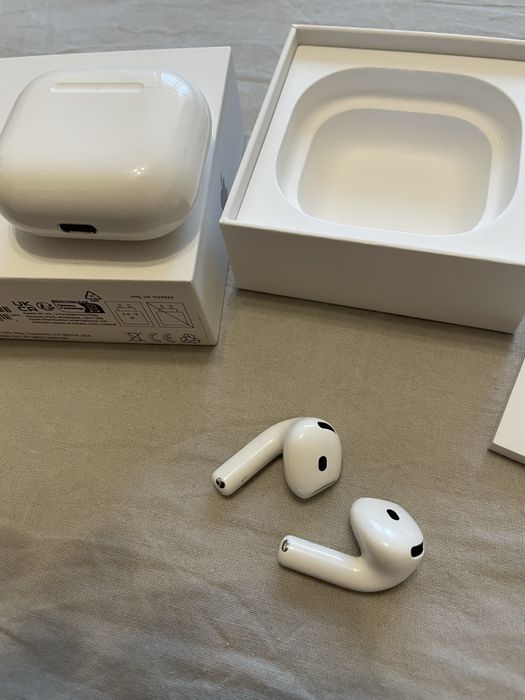 AirPods 4 originale din Altex