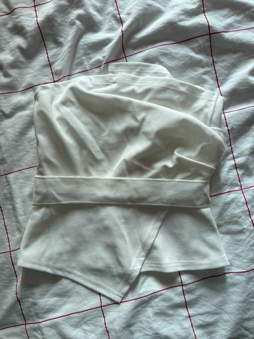 Бял Елегантен Топ – Перфектен за Официални и Ежедневни Тоалети