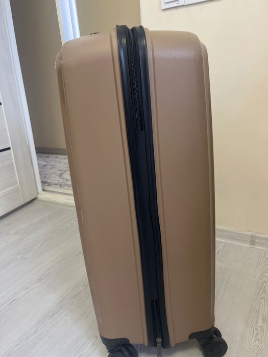 Чемодан среднего размера  модел pp