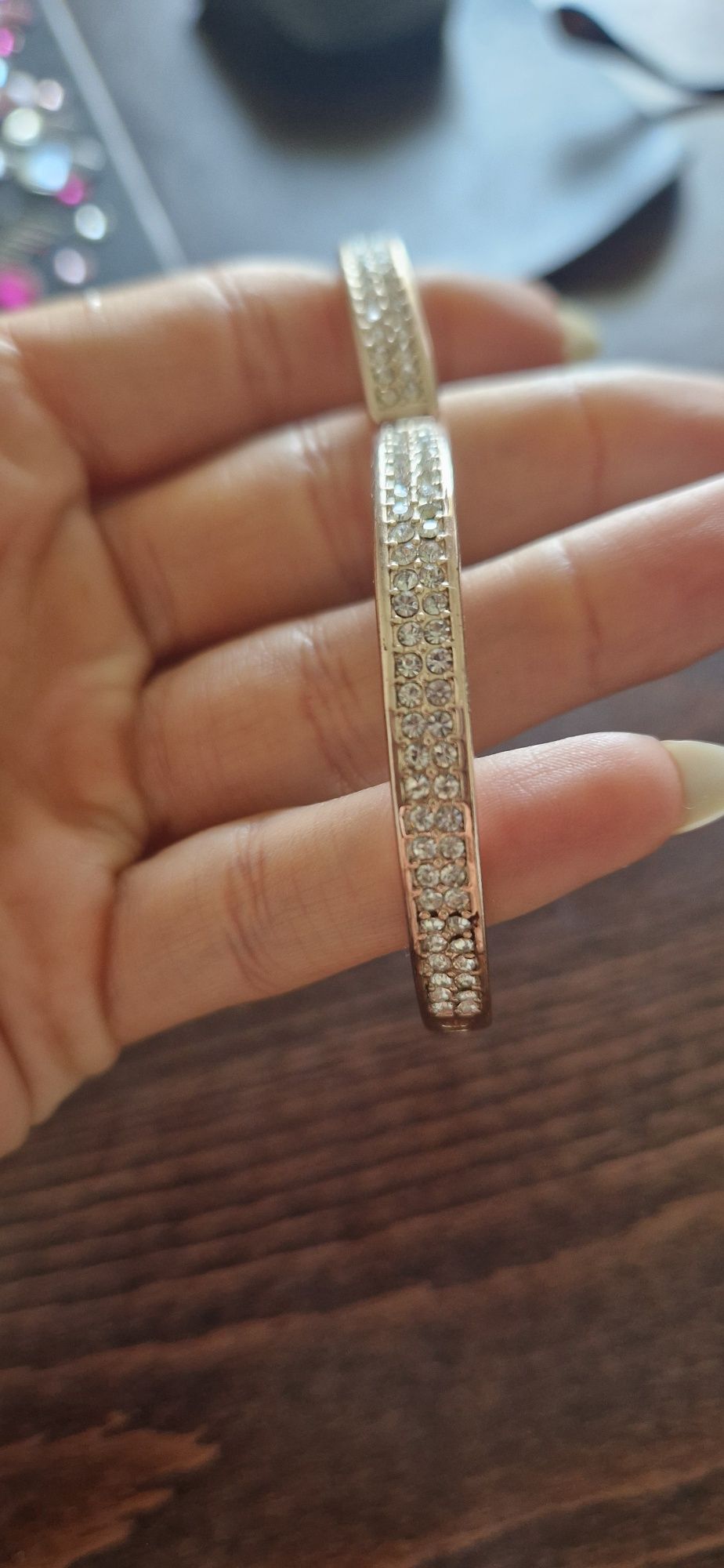 Твърда гривна на Guess
