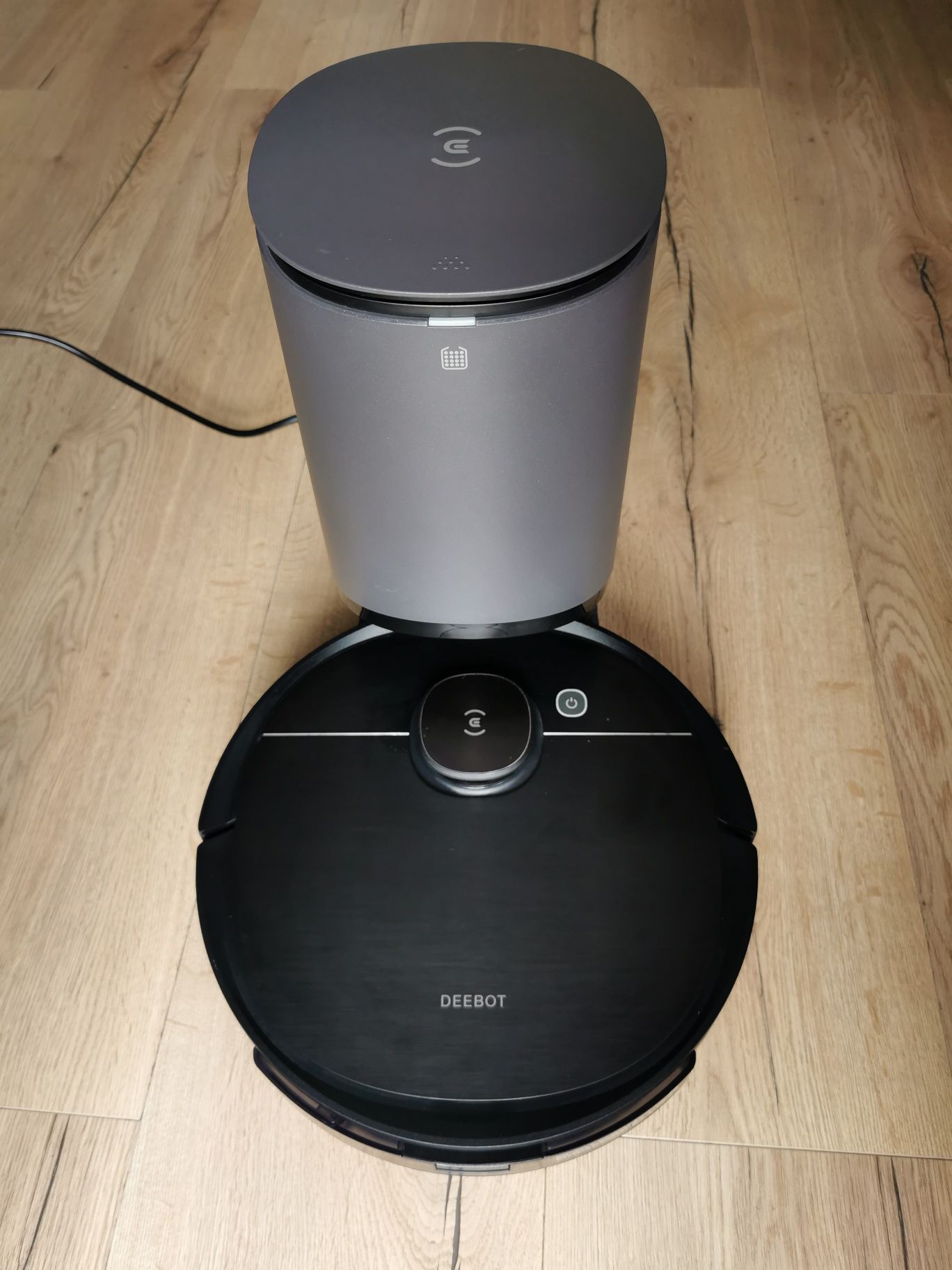 Робот Ecovacs deboot ozmo t8 aivi + СТАНЦИЯ ЗА ИЗПРАЗВАНЕ