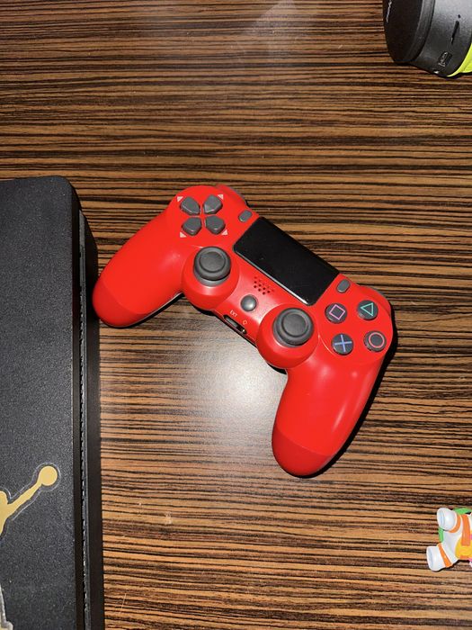 Vand ps 4 slim 1 tb negru cu 2 manete