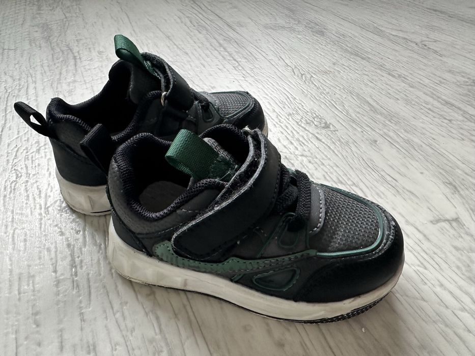 Продам детские кроссовки