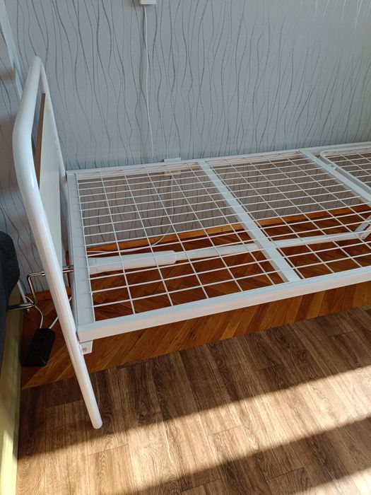 Болнично легло със стойка за изправяне !