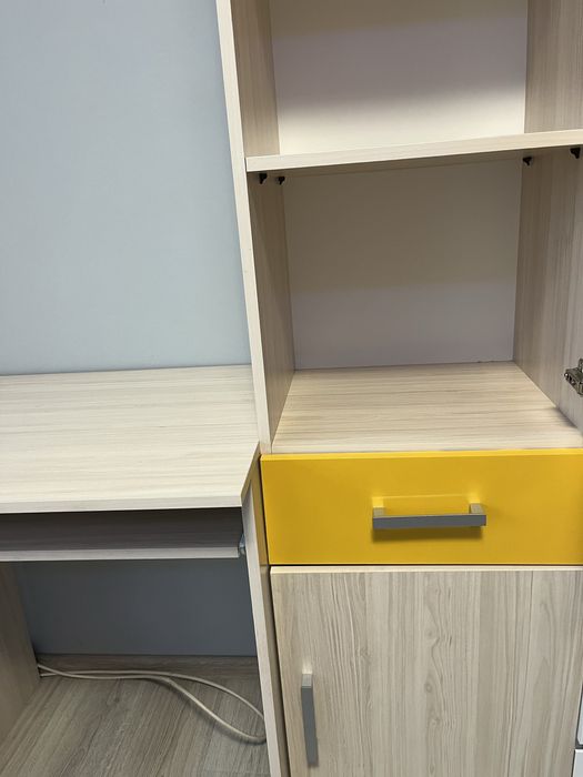 Секция с жълто фолио, но отдолу е синия