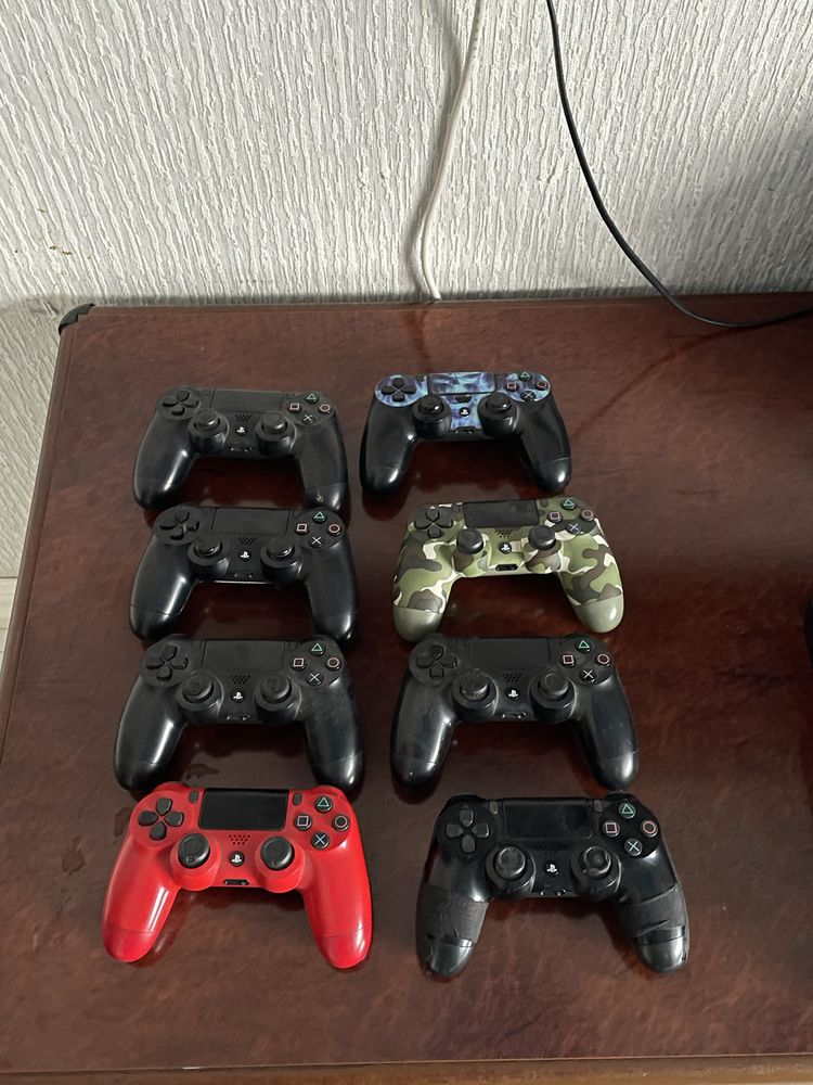 Ps4 с контролерами и дисками