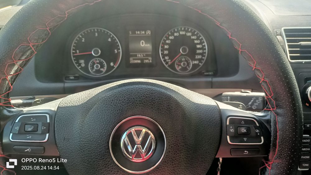 Vând vw Touran an 2012 automat