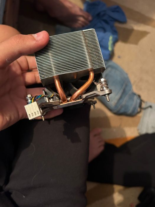 Vand urgen intel i3 2128 cooler si hard disk 500 gb