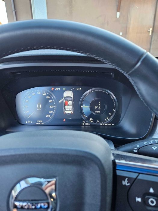 Volvo XC40 plug-in хибрид