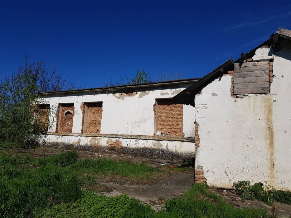 Vând sau se închiriază hala , casa și teren