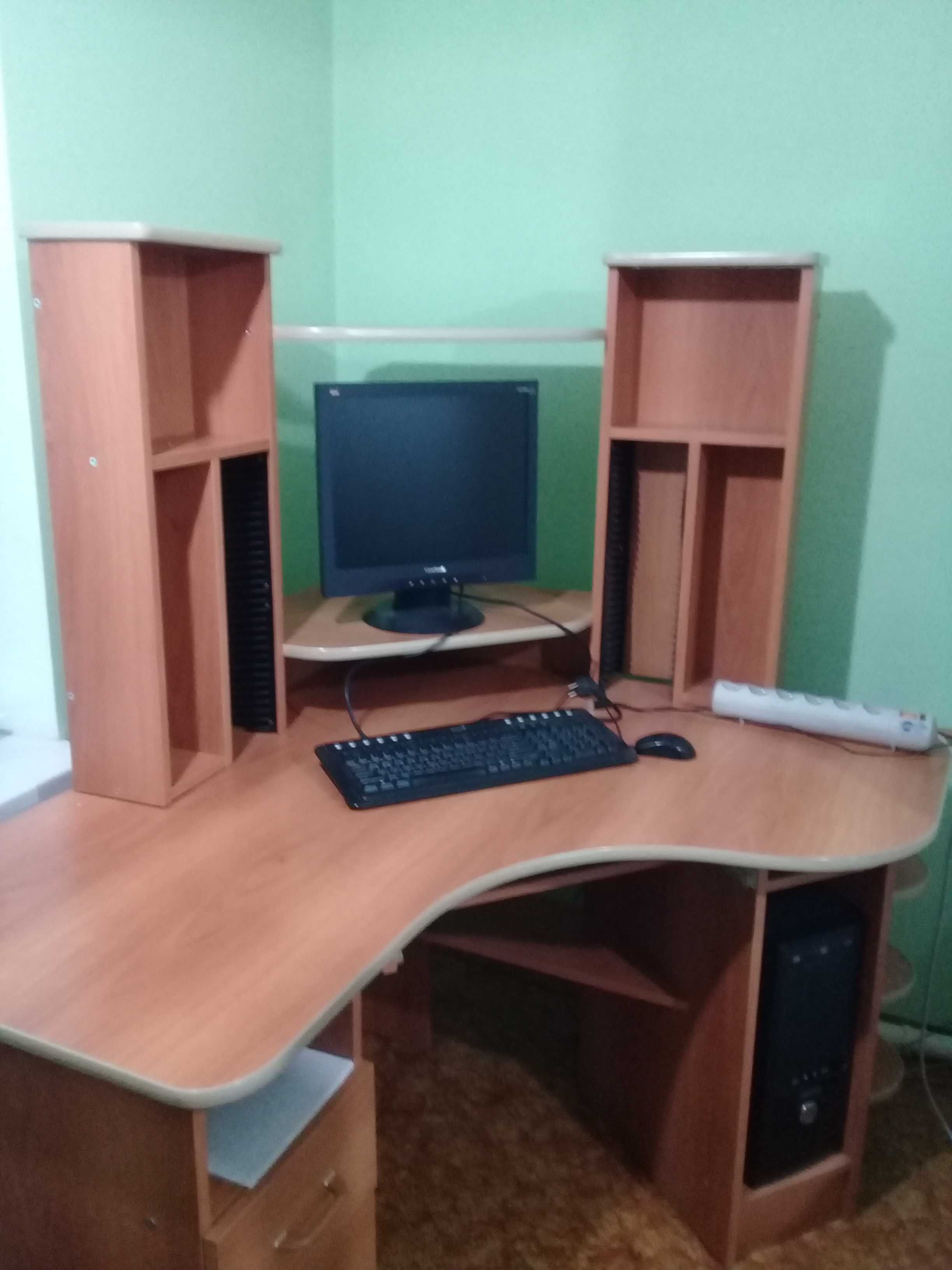 Продам стол компьютерный