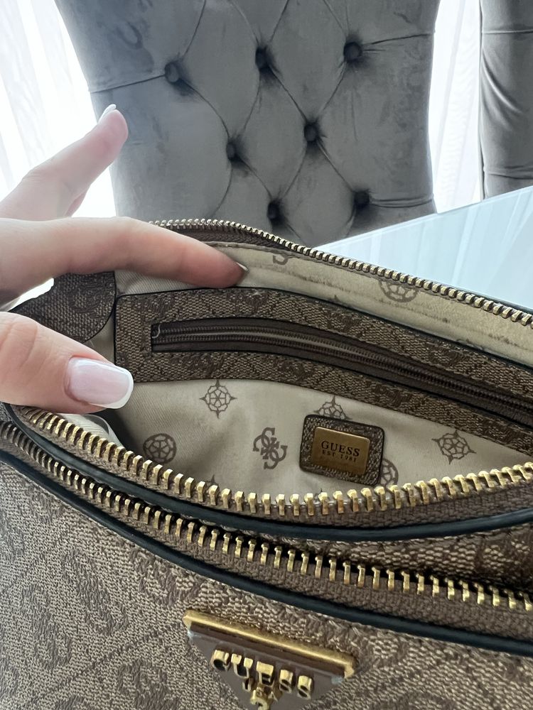 Дамска чанта Guess