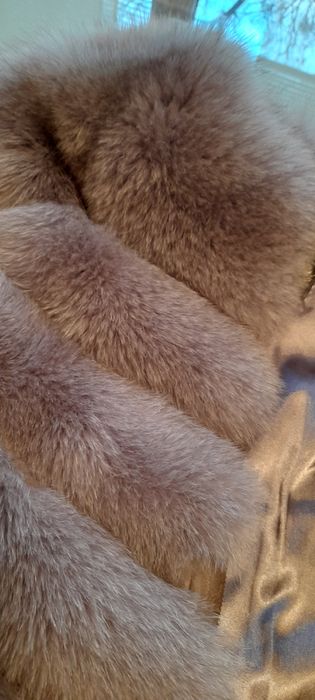 Дълъг елек естествен косъм,красив сив цвят,номер ХЛ,става и за Л,