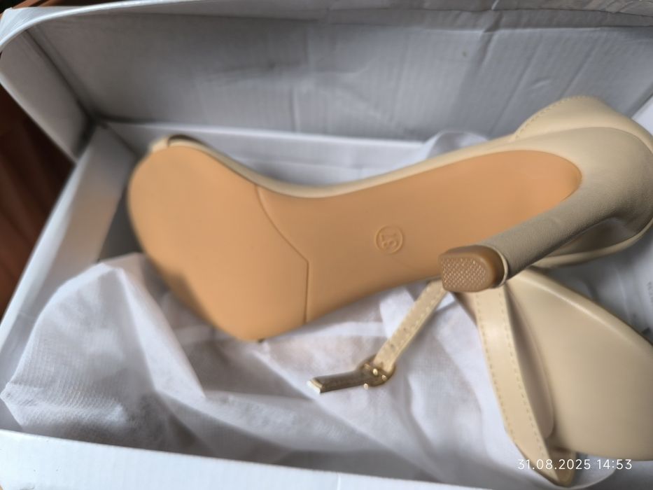 Сандали на ток 37 /37,5 нови