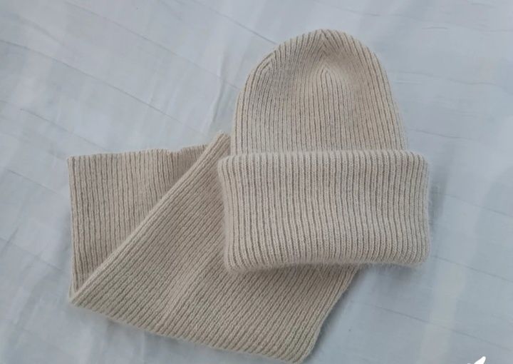 Продам новый зимний комплект из шапки и снуда