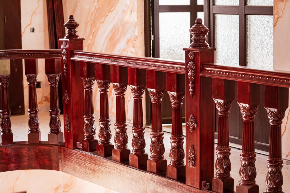 Scara sculptata, balustrada, baluștri, mână curentă.trepte, plinta