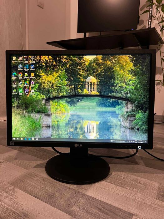 Монитор LG Flatron E2210pm-bn 22'  2бр. без забележки