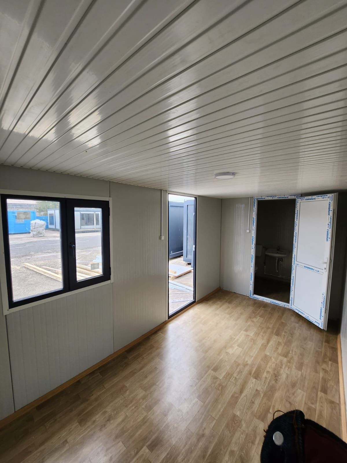 Containere sanitare cu vitrina locuință container magazin cafenea pază