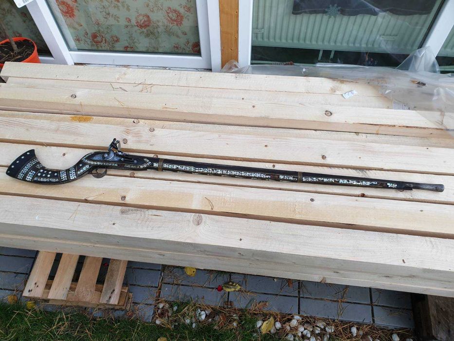 Стара пушка за стена