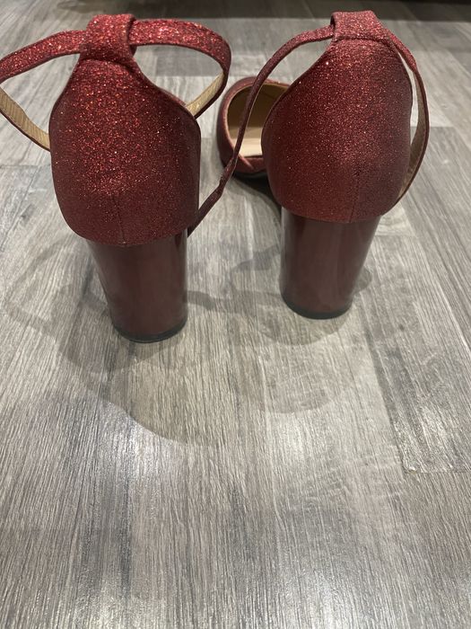 Обувки на ток с брокат ефект 40