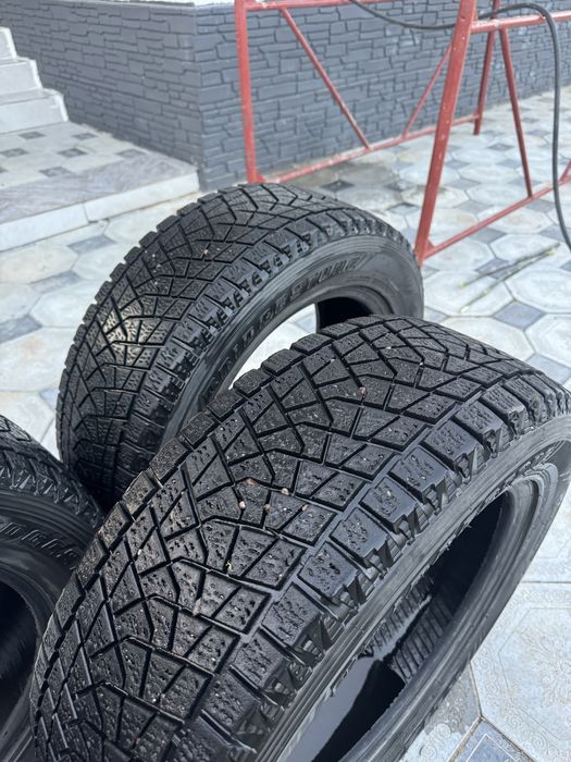 Продам зимнюю резину Bridgestone 225/60/R17