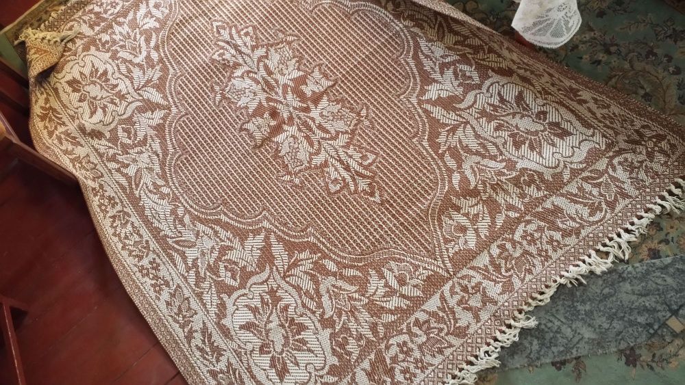 Cuvertura superba cu franjuri in doua culori,noua