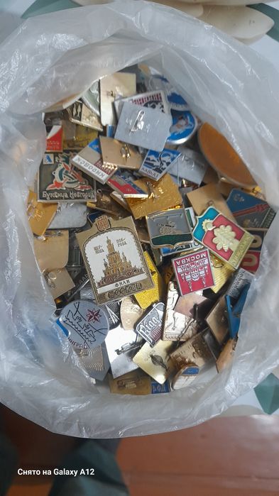 Продаются значки.