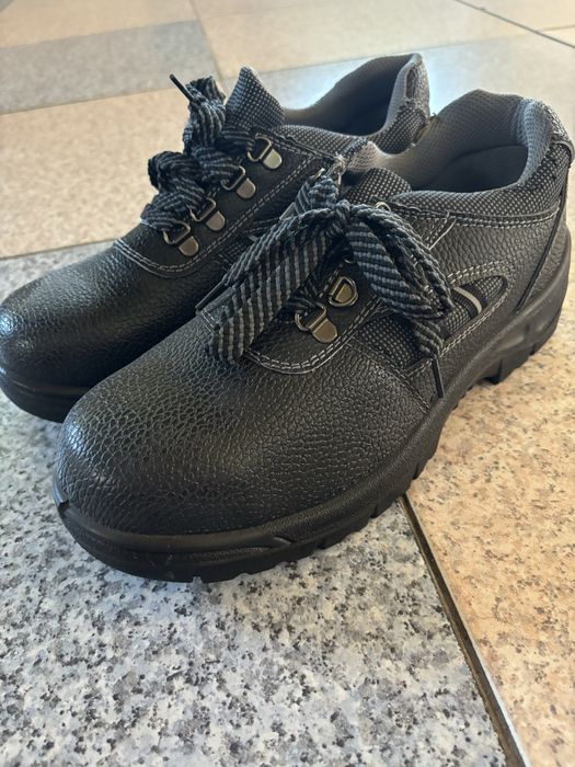 Продам кожаную спец обувь металический нос новую