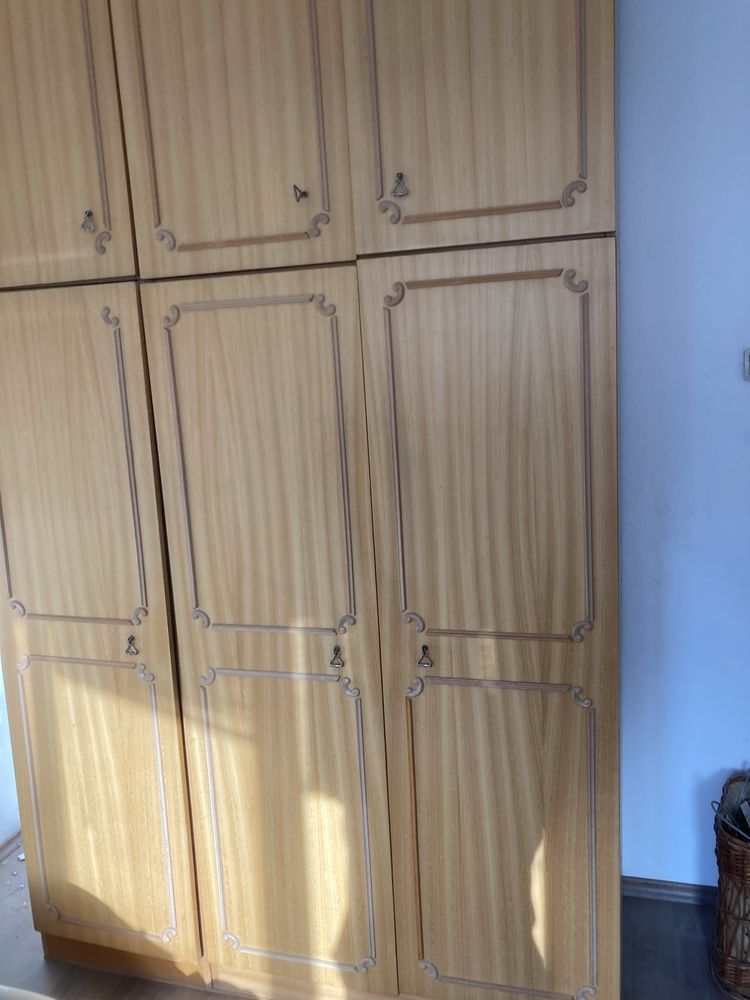 Продавам гардероб