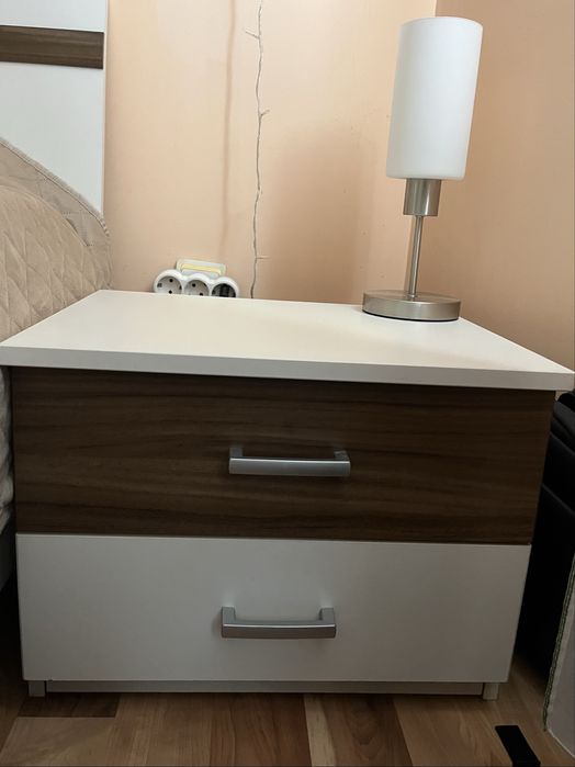 Две нощни шкафчета