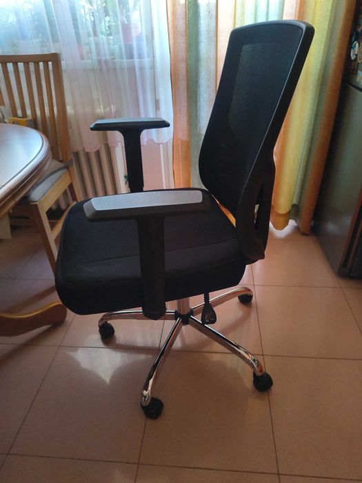 Широк офис стол Melokea с товароносимост 200 кг