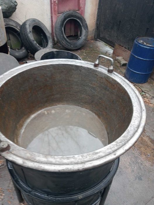 Vand cazan de 120 litrii din fonta in tare foarte buna,foarte gros
