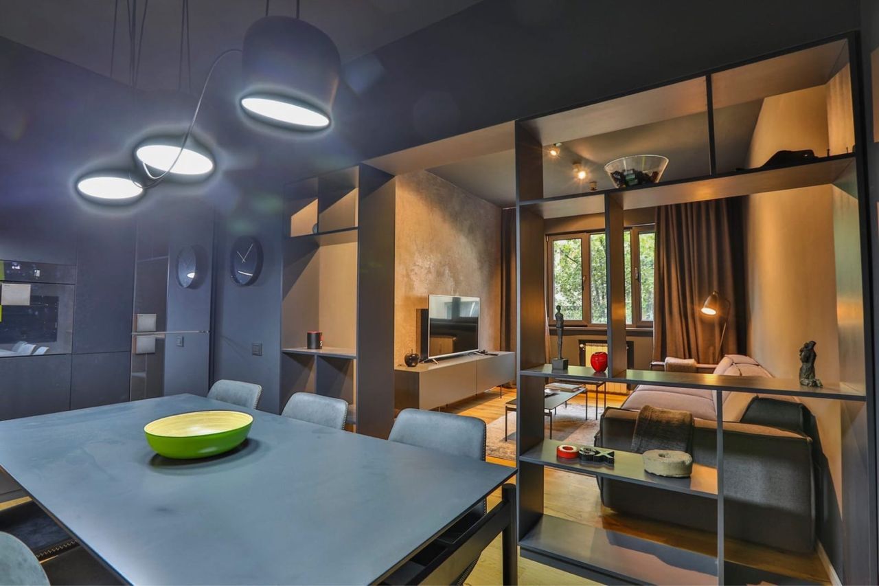 Дава се под наем Тристаен апартамент в София, Център - 70 кв.м за 1250 € - Снимка #1