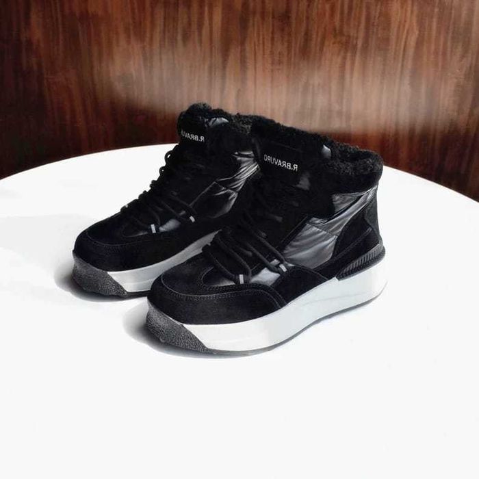 Продам новые зимние ботинки