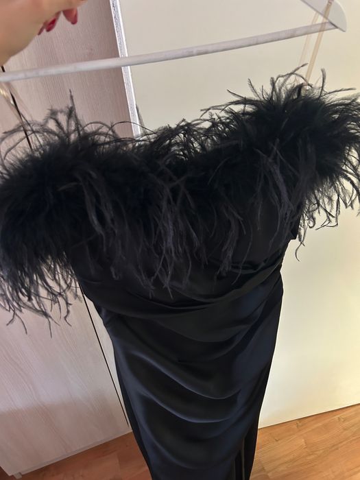 Черна рокля с пера
