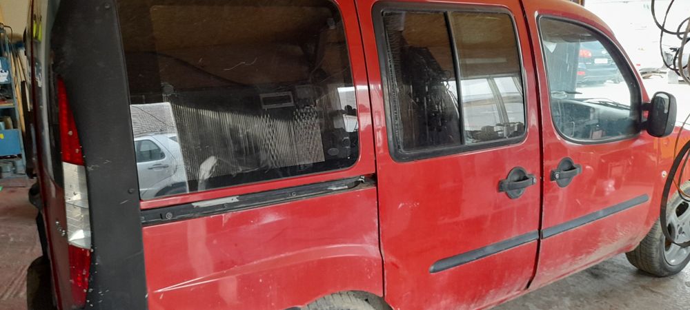 Far stânga și dreapta fiat doblo